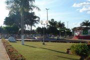 Lurdinha solicita intervenções na Praça 04 de Julho