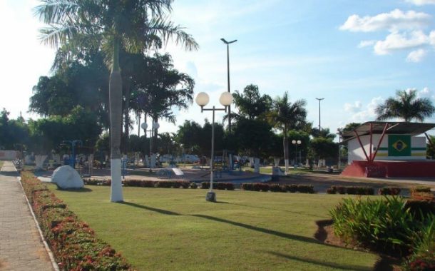Lurdinha solicita intervenções na Praça 04 de Julho