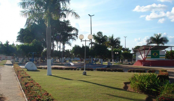 Lurdinha solicita intervenções na Praça 04 de Julho