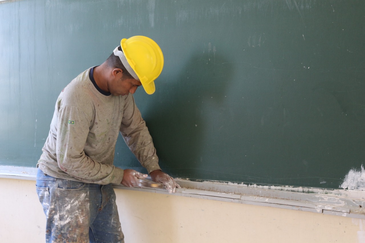 Lourival intercede por reforma na Escola Municipal Castanheira