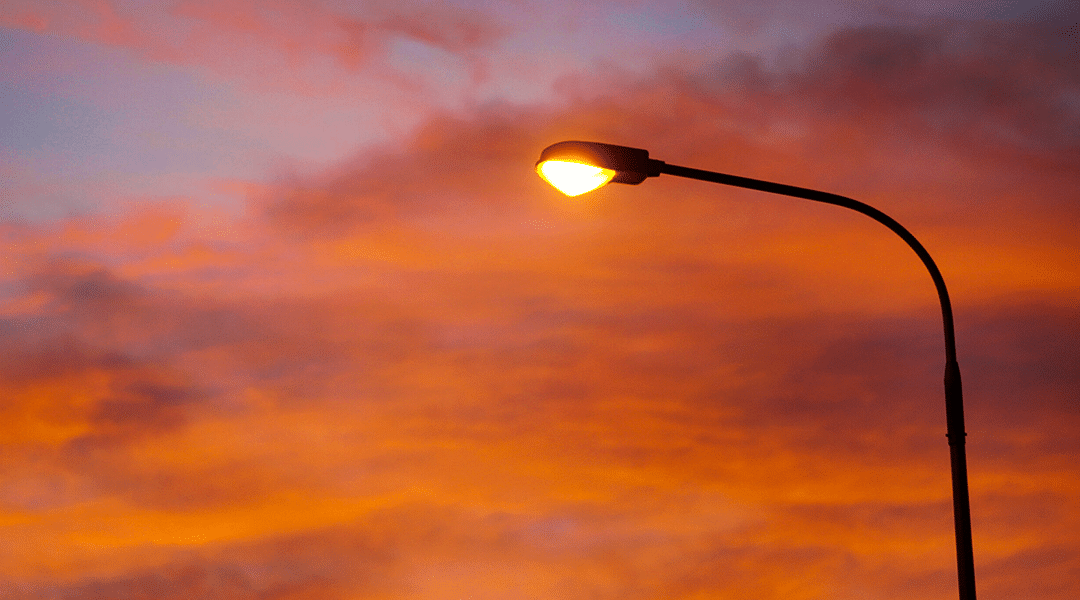 Luzes de Led no Cemitério e cuidado com o lixo no foco de Lourival