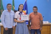 Câmara de Castanheira homenageia professora por destaque na alfabetização