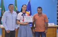 Câmara de Castanheira homenageia professora por destaque na alfabetização