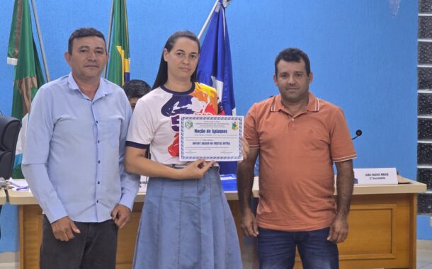Câmara de Castanheira homenageia professora por destaque na alfabetização