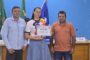 Câmara de Castanheira homenageia professora por destaque na alfabetização